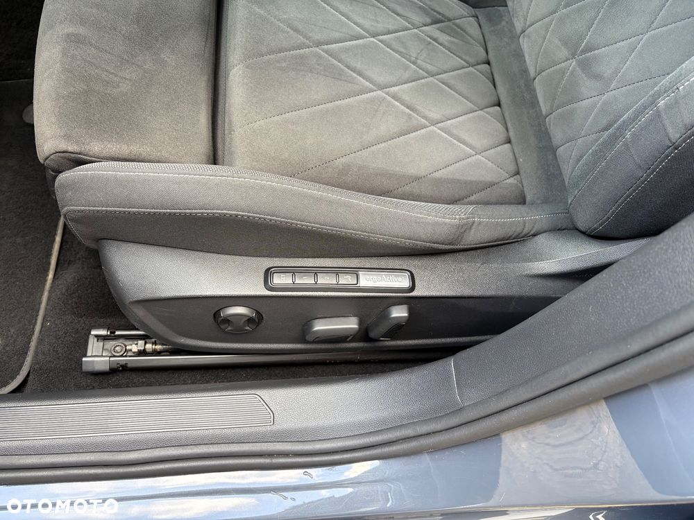 Volkswagen Golf 2.0 TDI BlueMotion Technology DSG Lounge - 4