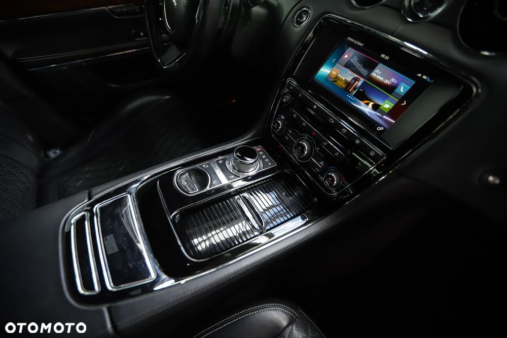 Jaguar XJ 3.0 T AWD LWB Portfolio - 28