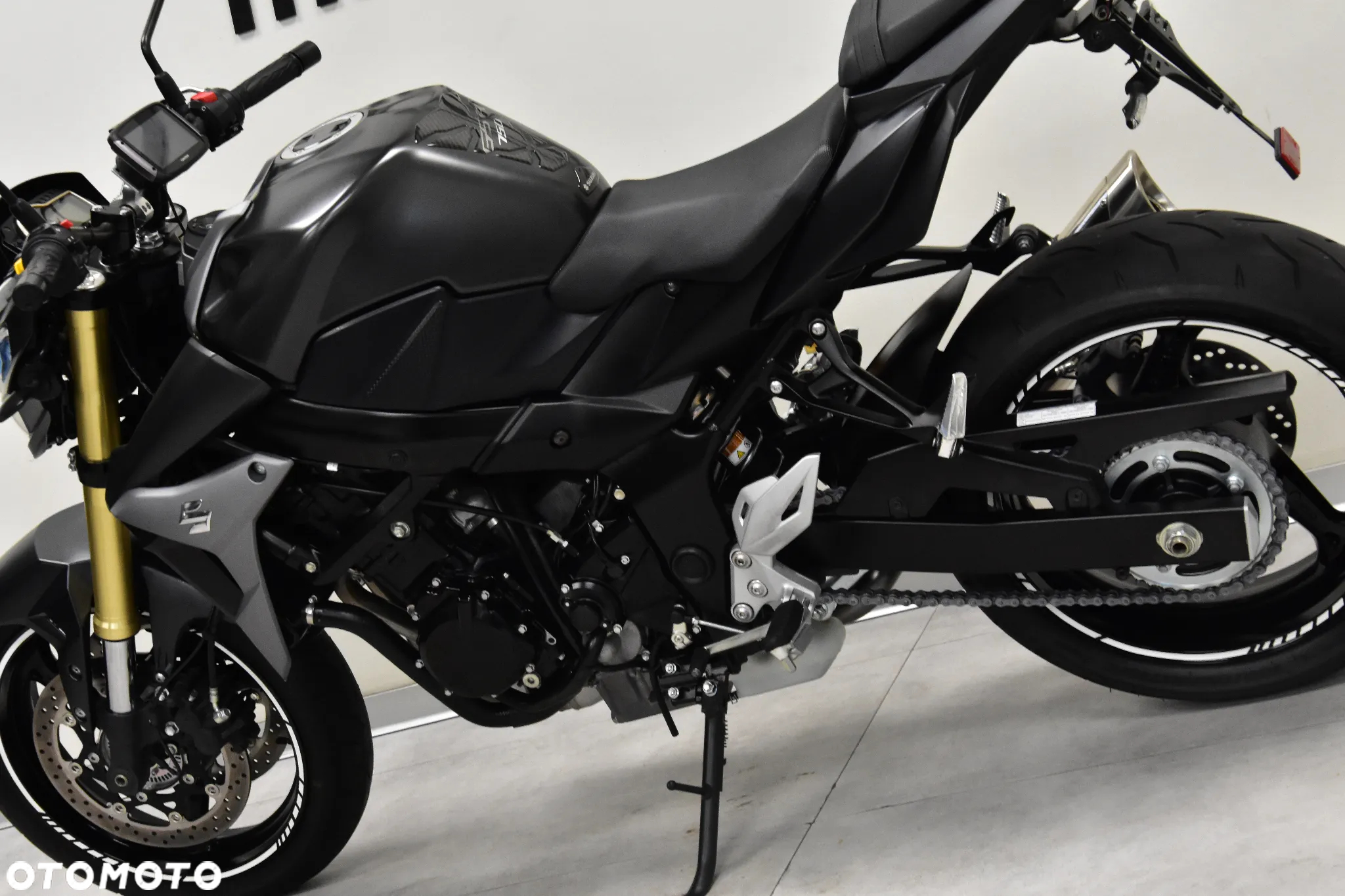 Suzuki GSR - 12