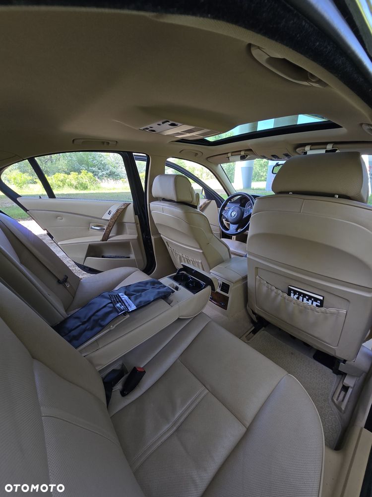 BMW Seria 5 525d - 24