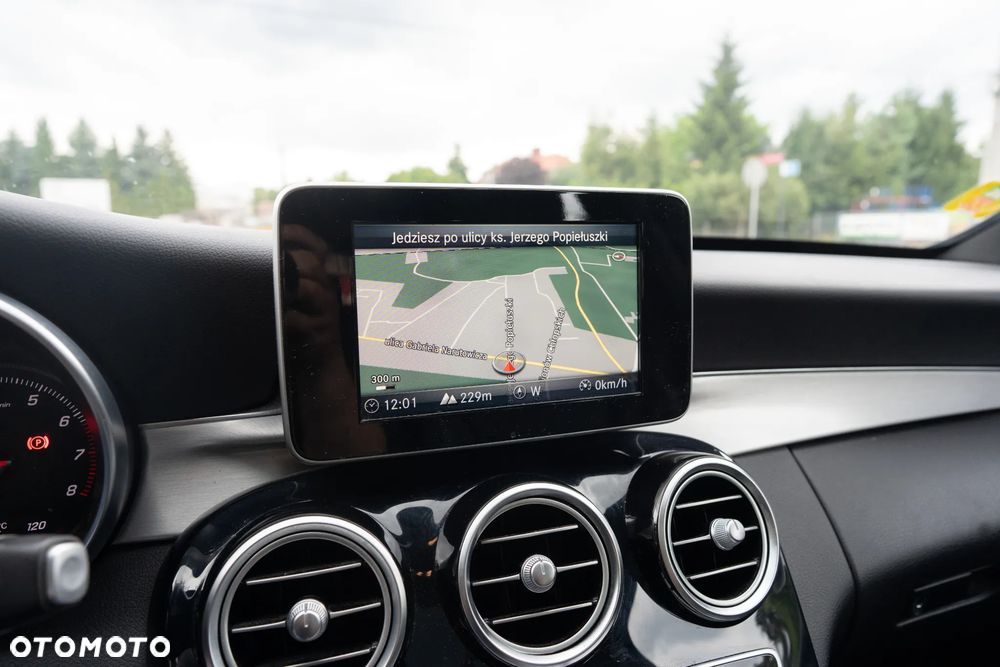 Mercedes-Benz Klasa C 180 9G-TRONIC AMG Line - 18