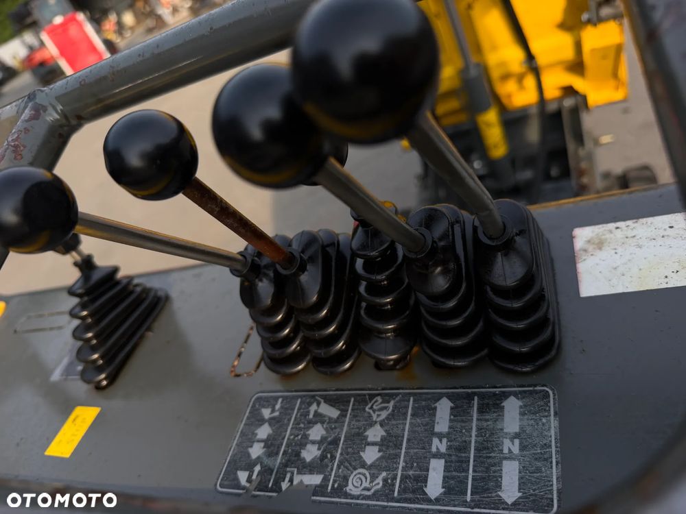Wacker Neuson DT08 Diesel! Wozidło Samo-załadowcze 1 tona ładowność.  silnik YANMAR Kiprowanie i załadunek  własny HYDRAULICZNY. Wywrotka do specjalistycznych zadań. Bardzo mała wielkościowo a szybka i wydajna! Odpala na Kluczyk. Wywrotka sprowadzona z Norwegii z Urzędu komunalnego. Badzo zadbana maszyna bez luzów i wycieków. OKAZJA TANIO. Podest do jazdy. Perfekcyjny stan! 2017rok.  900 MTG - 8