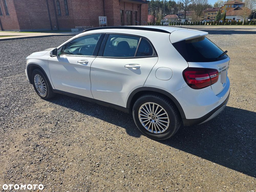 Mercedes-Benz GLA 180 7G-DCT - 17