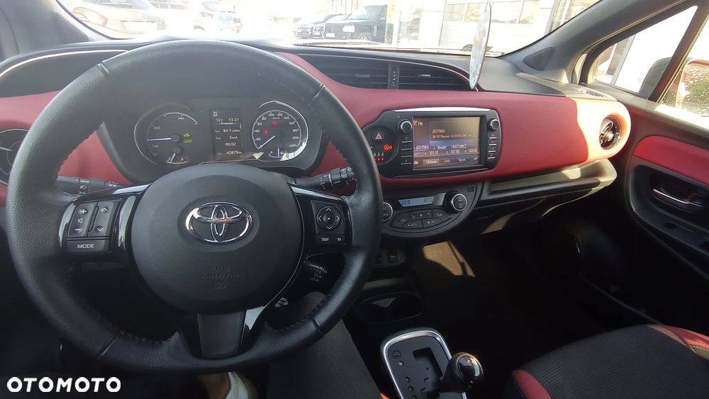 Toyota Yaris Hybrid 100 Selection Pure - 11