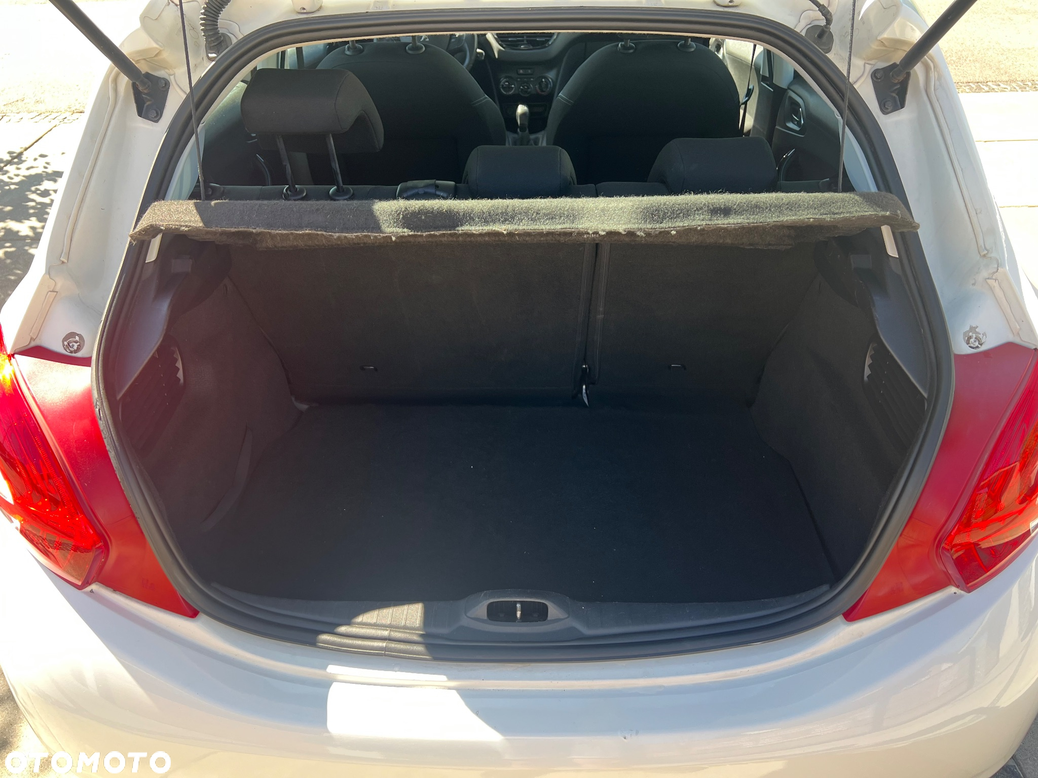 Peugeot 208 - 24