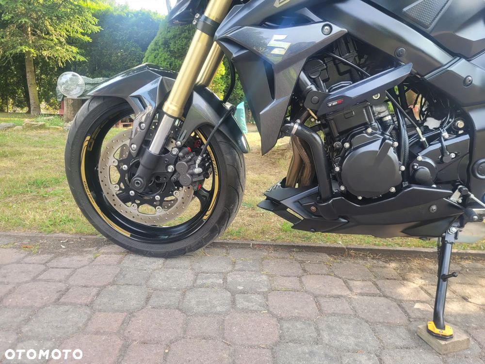 Suzuki GSR - 22