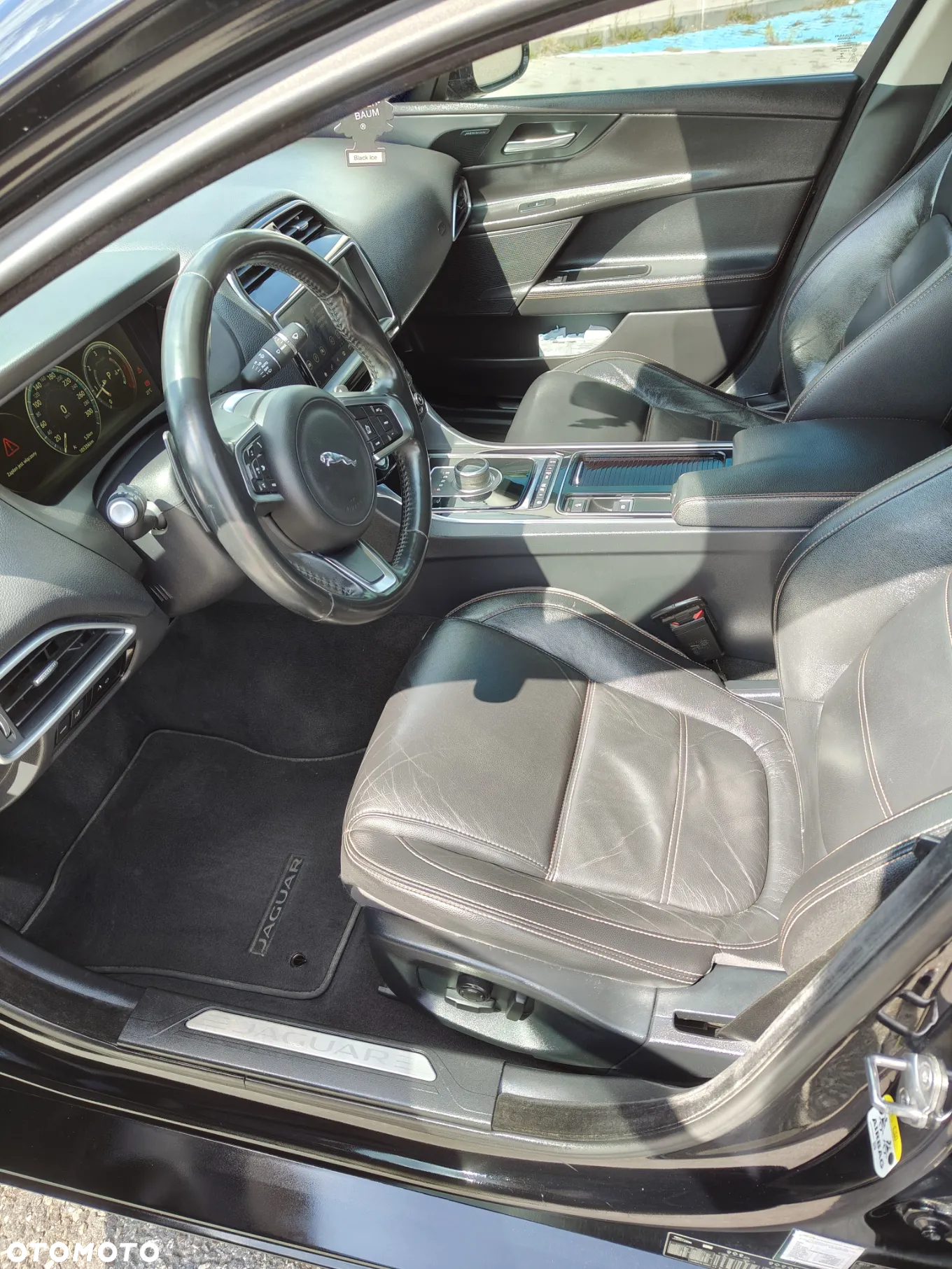 Jaguar XE 2.0 D AWD Portfolio - 12