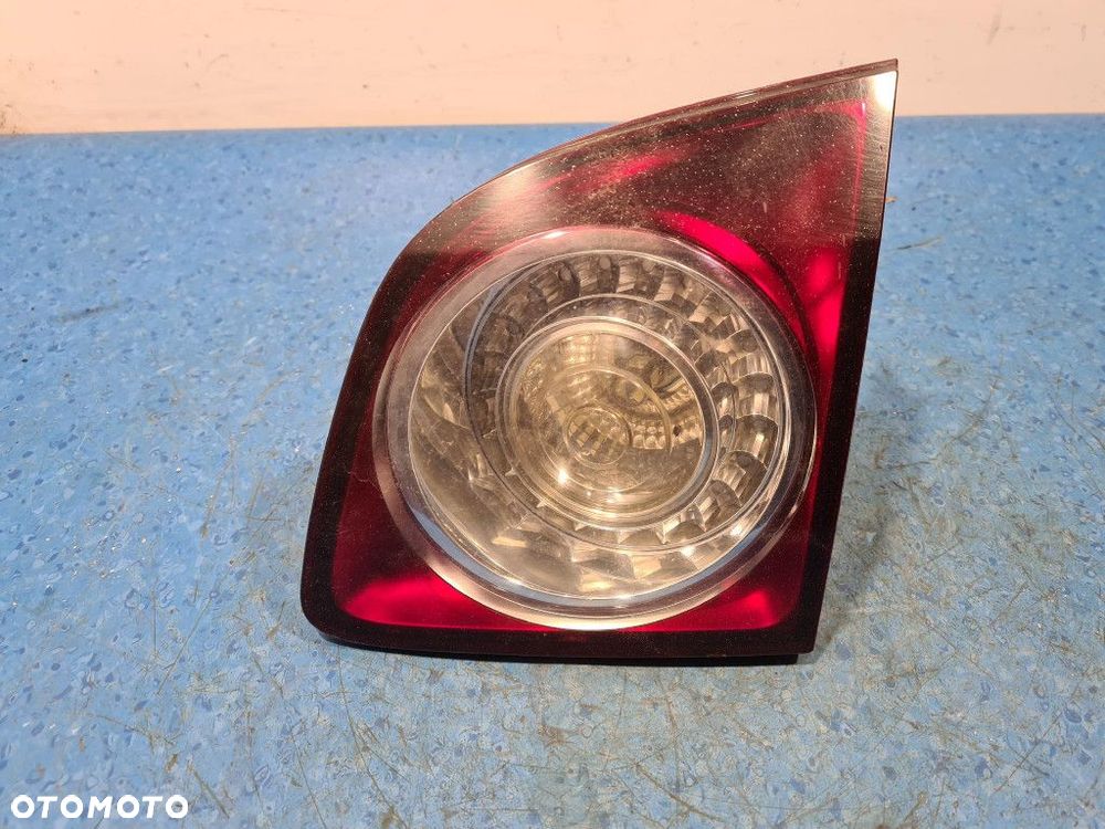 VOLKSWAGEN GOLF V PLUS  LAMPA TYŁ PRAWA ZEWNĘTRZNA  Z KLAPY - 1