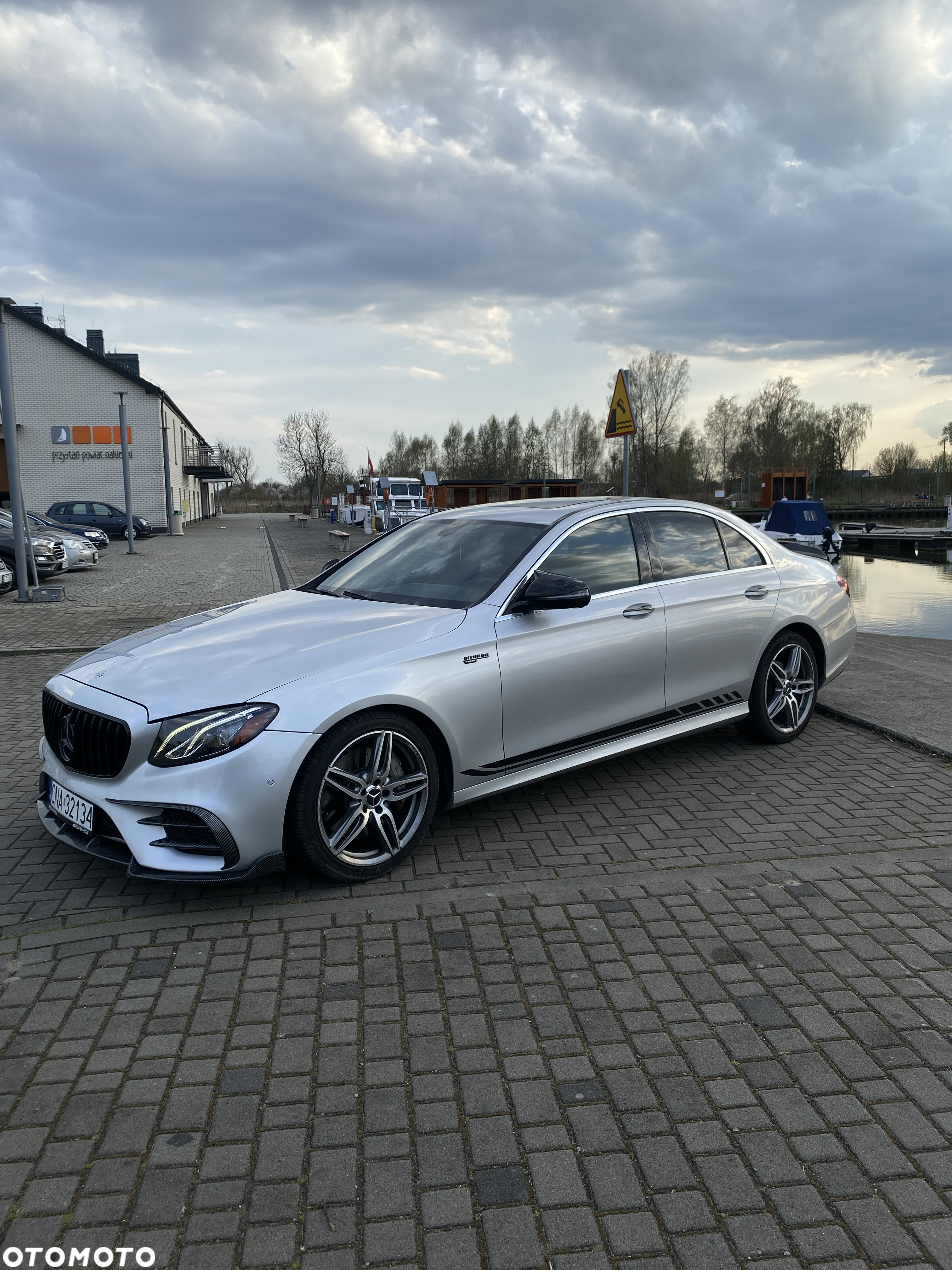 Mercedes-Benz Klasa E 300 9G-TRONIC AMG Line - 3