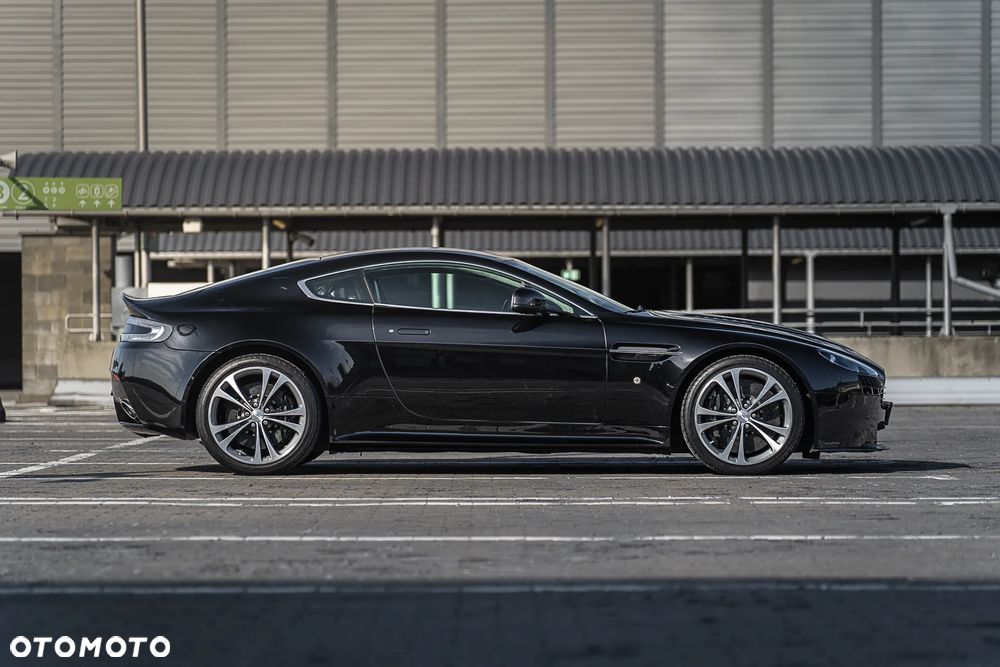 Aston Martin V12 Vantage Carbon Black - 4
