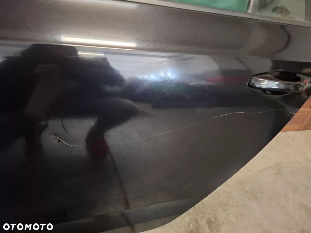Drzwi lewy tył Skoda Octavia III kombi VRS 2017 rok kolor LF9R posiadają ryse lakier oryginał - 2