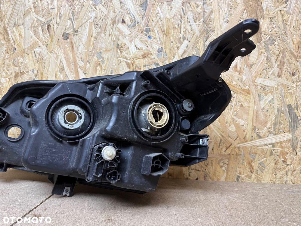 LAMPA PRZÓD PRAWA PRZEDNIA PRAWA SOCZEWKA ZWYKŁA SUZUKI VITARA III KOITO 100-18097 - 8
