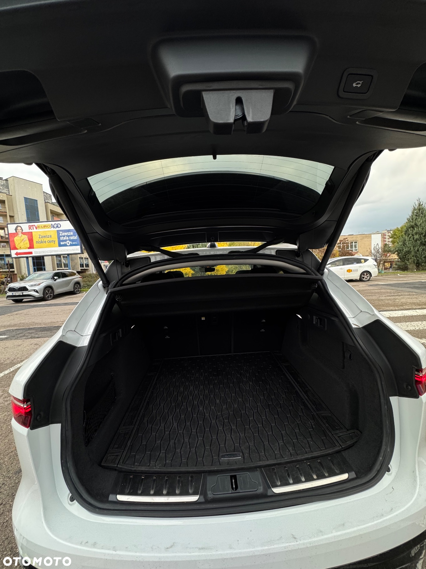 Jaguar F-Pace P250 AWD R-Dynamic SE - 23