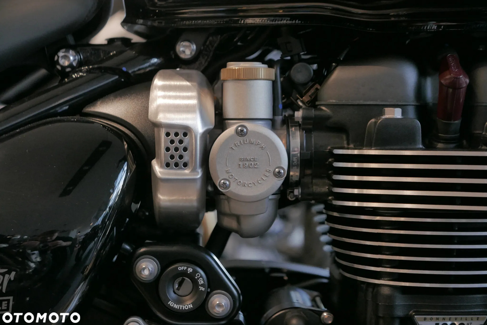 Triumph Bonneville - 9