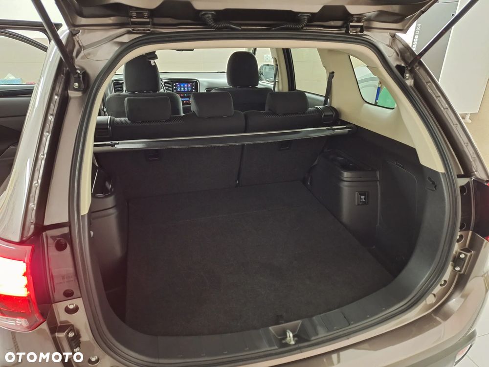 Mitsubishi Outlander 2.0 2WD Diamant Edition - 24