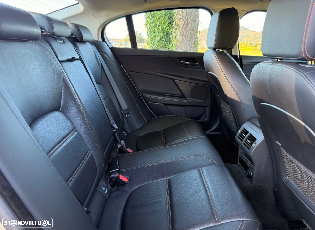 Jaguar XE 2.0 D Prestige Aut. - 15