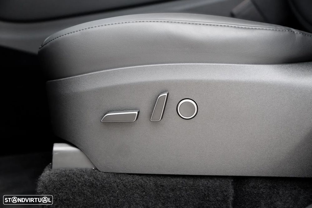 Tesla Model Y Performance Dual Motor AWD - 31
