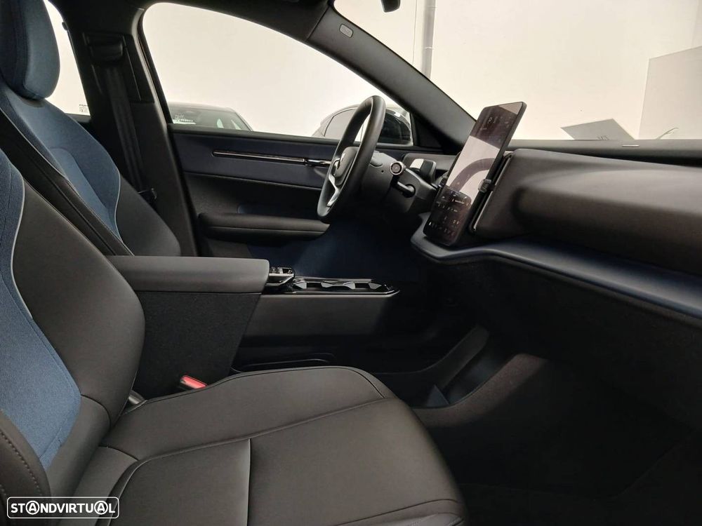 Volvo EX30 69 kWh Single Motor Extended Range Black Edition - 13