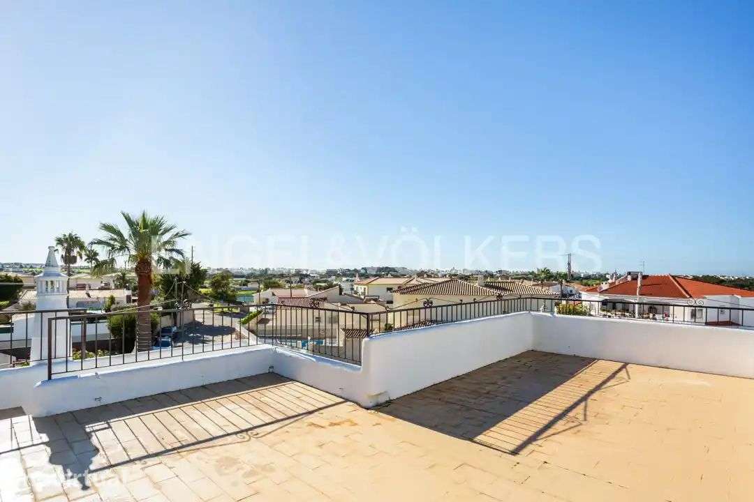 Moradia V5 com jardim e piscina perto da Galé - Grande imagem: 4/30