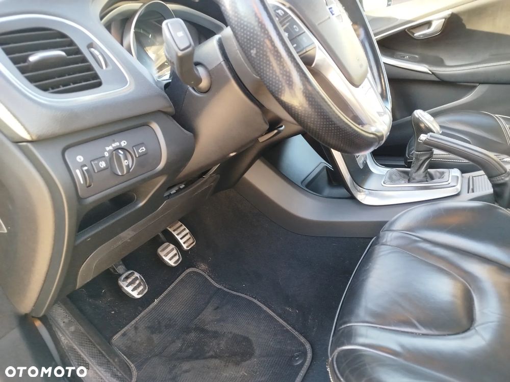 Volvo V40 D2 R Design - 10