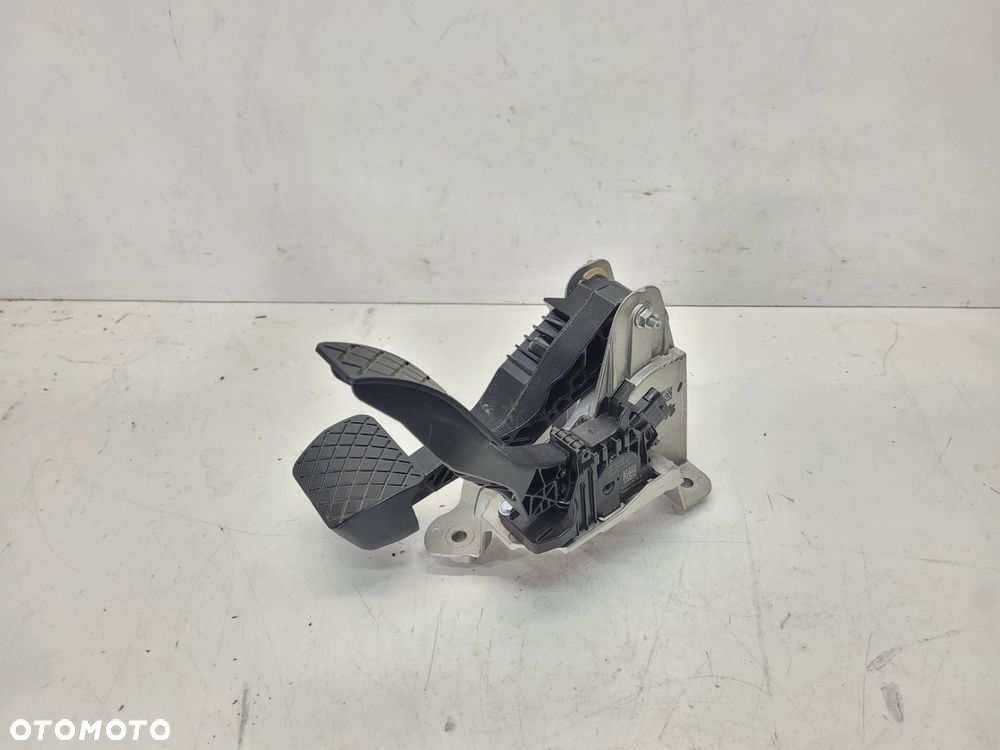 PEDAŁY STELAŻ AUDI Q4 E-TRON VW SEAT SKODA 1EC723058G 1EC723503 - 1