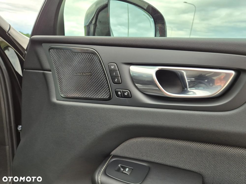 Volvo XC 60 B5 D AWD Ultimate Dark - 36