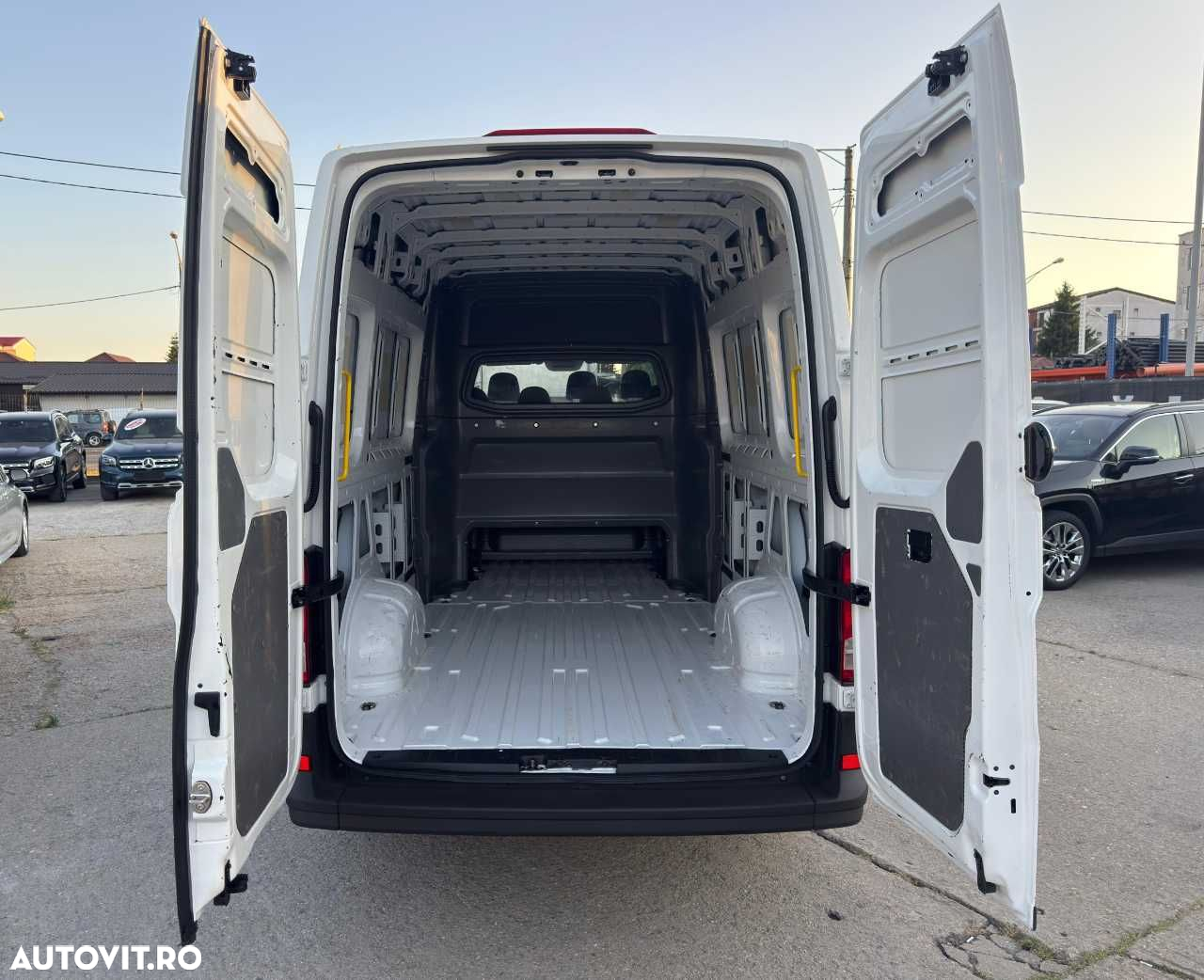 Volkswagen CRAFTER L4H3 6+1 LOCURI - 13