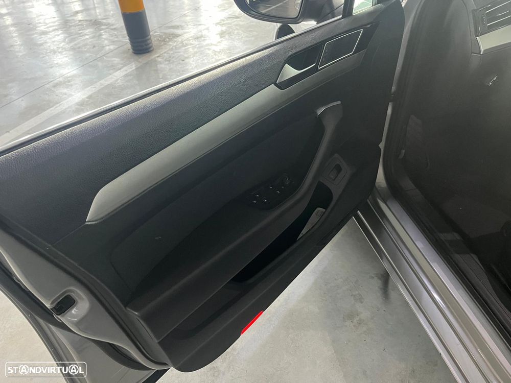 VW Passat Variant 1.6 TDI Confortline DSG - 8
