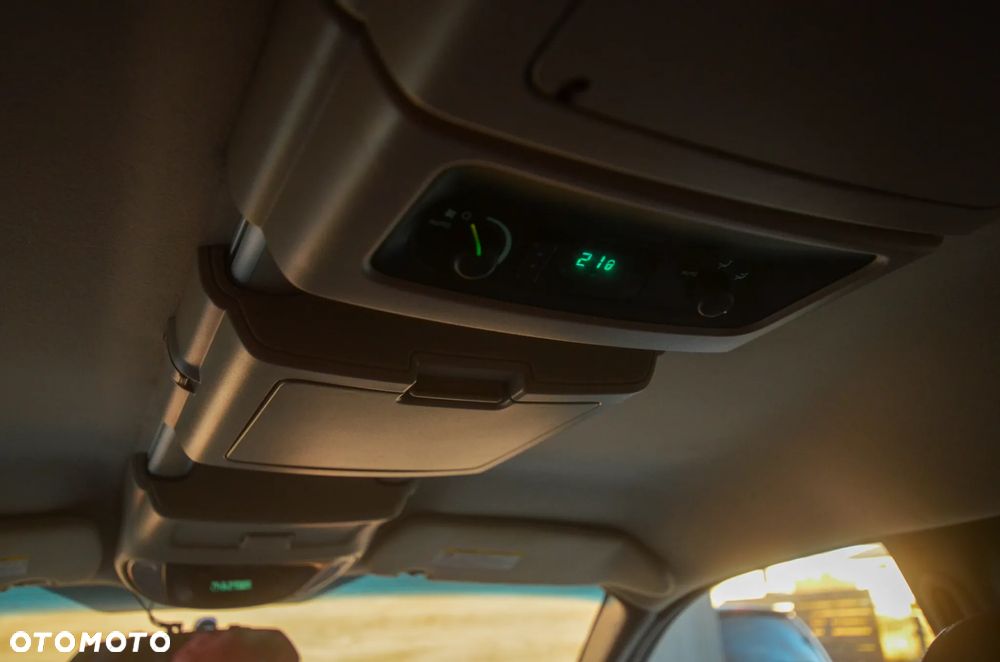 Chrysler Grand Voyager 3.3L LX - 30