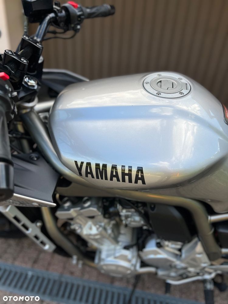Yamaha FZS - 24