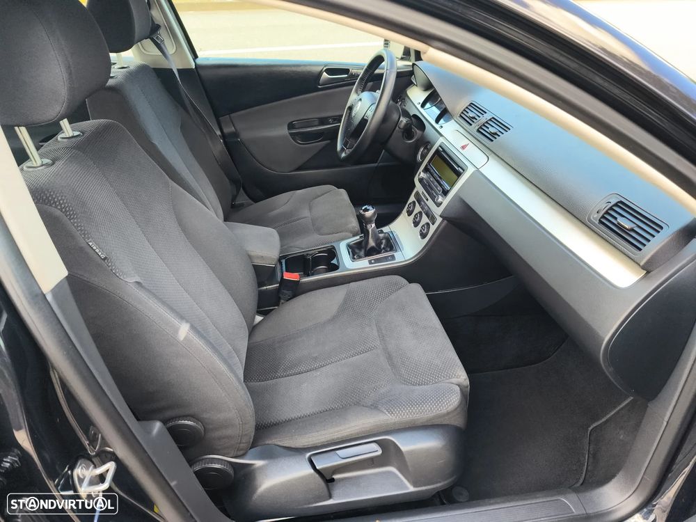 VW Passat 2.0 TDI Trendline BlueMotion - 11