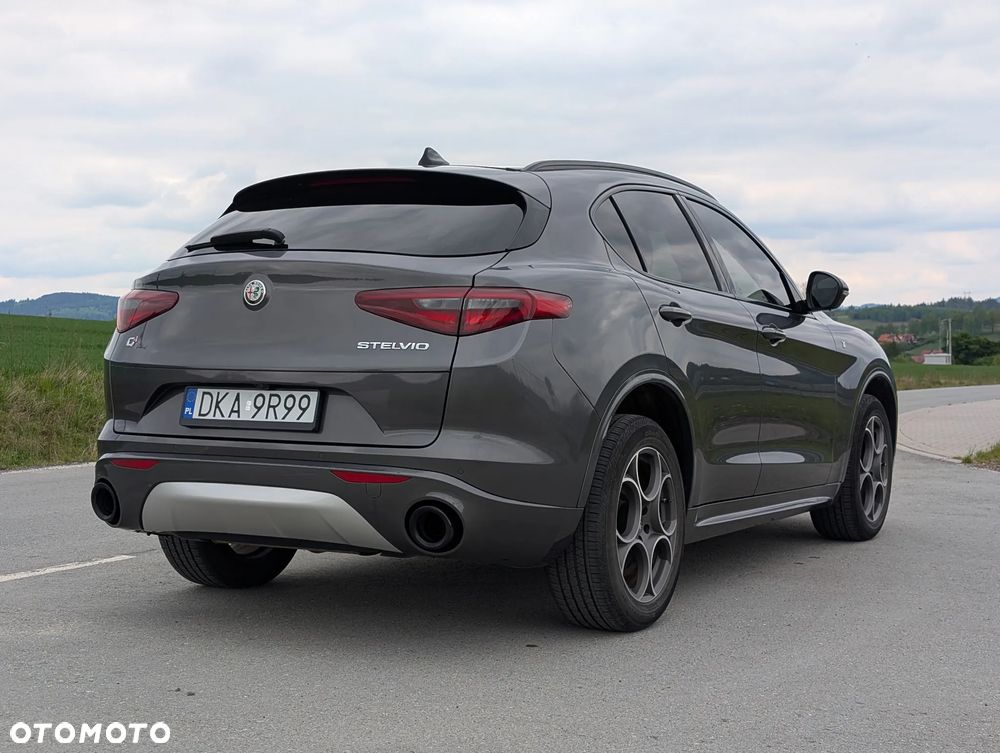Alfa Romeo Stelvio 2.0 Turbo 16V AT8-Q4 Ti - 8