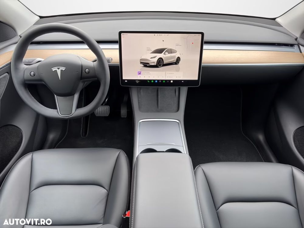 Tesla Model Y - 12