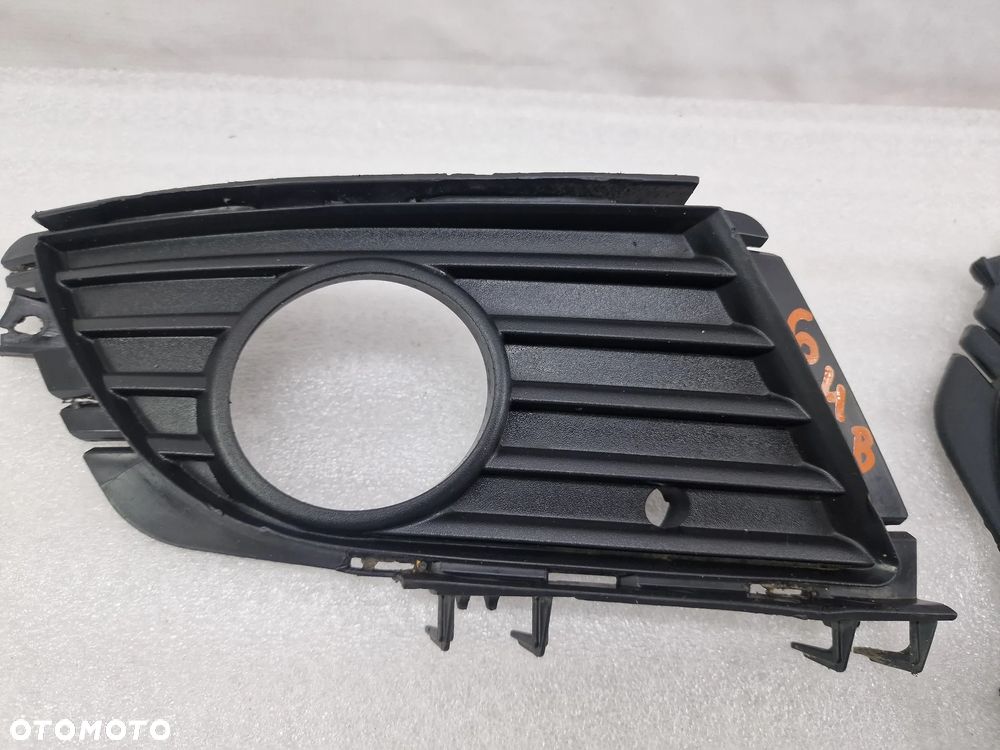 OPEL CORSA C LIFT 03-06 PRAWA KRATKA BOCZNA ZDERZAKA PRZEDNIEGO PRZÓD NA HALOGEN , NR 13120838 , NR AUKCJI B/64 - 5