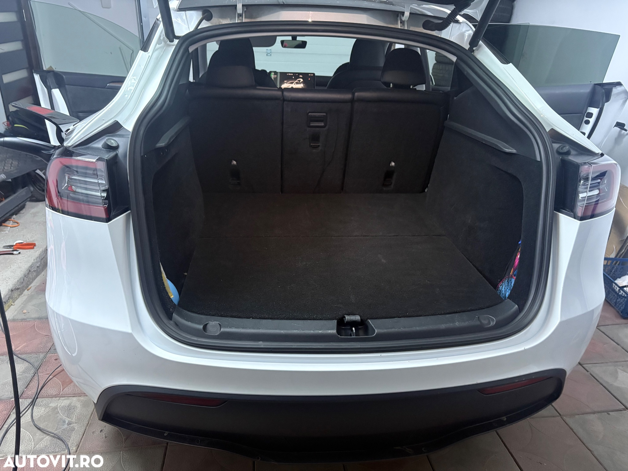 Tesla Model Y - 10