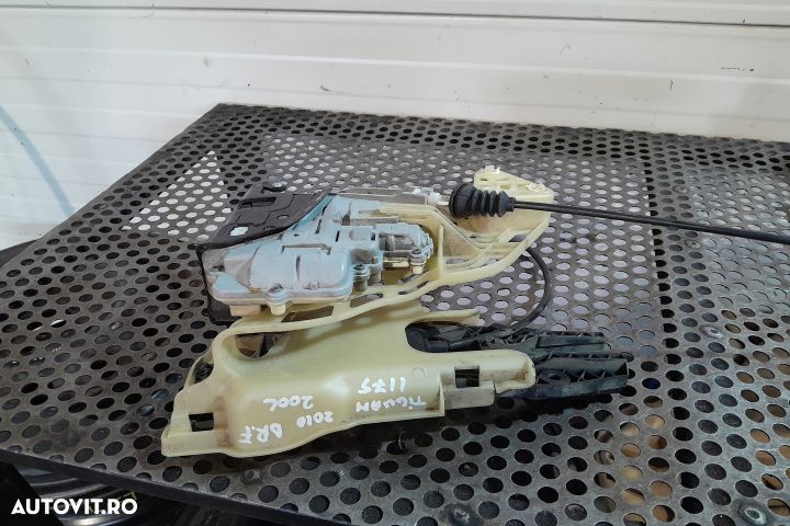 Broasca usa fata dreapta 3C1837016A Volkswagen VW Tiguan 1 5N [2007 - - 2