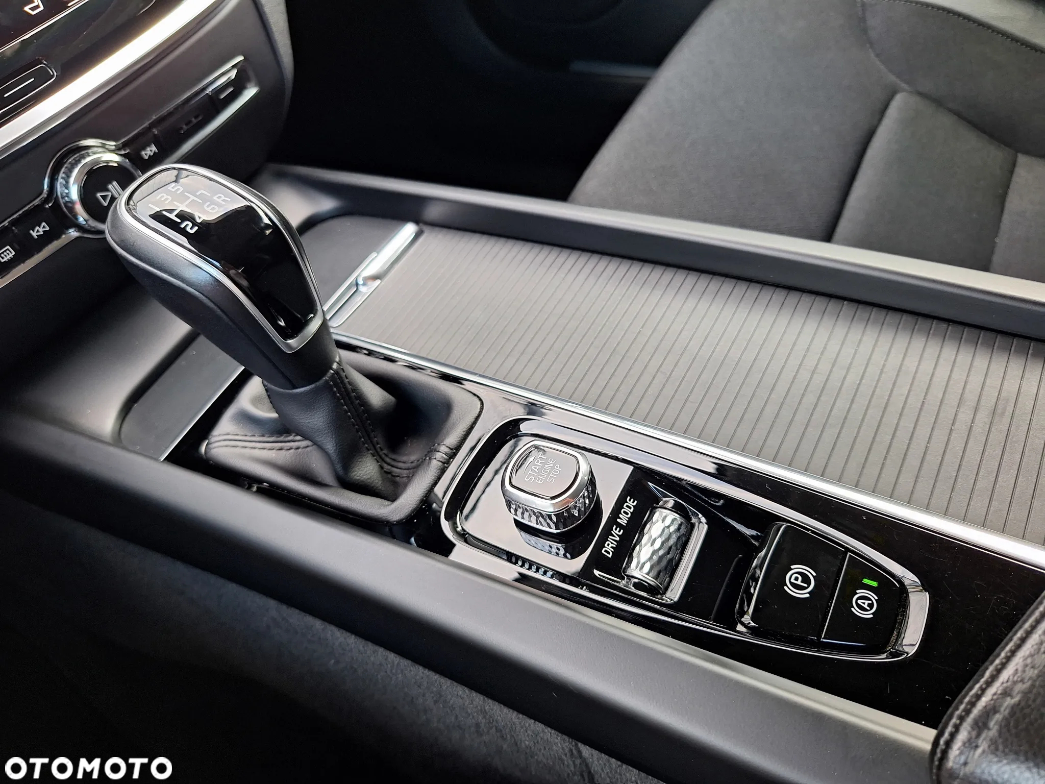 Volvo V60 D4 Momentum Pro - 33