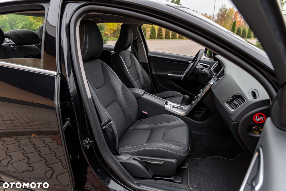 Volvo S60 D5 AWD Geartronic RDesign - 25