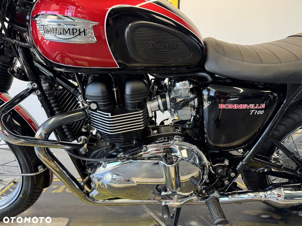 Triumph Bonneville - 24