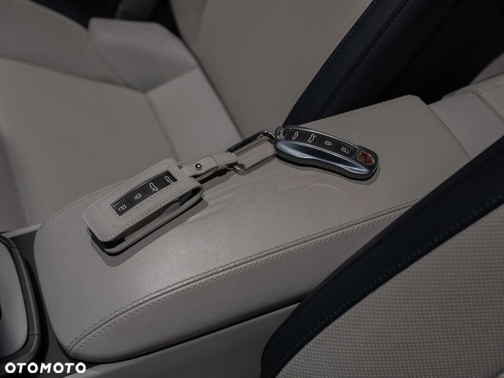 Porsche 911 Carrera GTS - 26