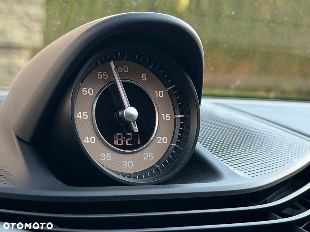 Porsche Taycan - 18