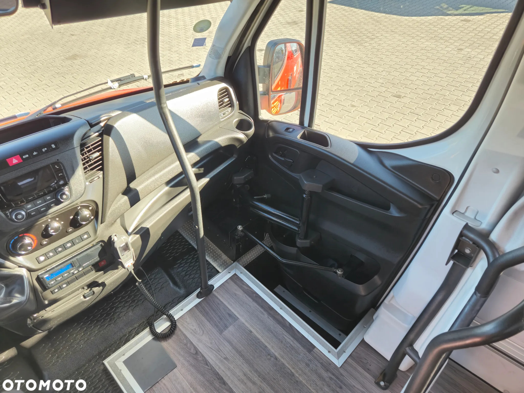 Iveco DAILY 65C18 / SPROWADZONE / 23 MIEJSCA/ KLIMATYZACJA/ WINDA DLA OSÓB NIEPEŁNOSPRAWNYCH - 31
