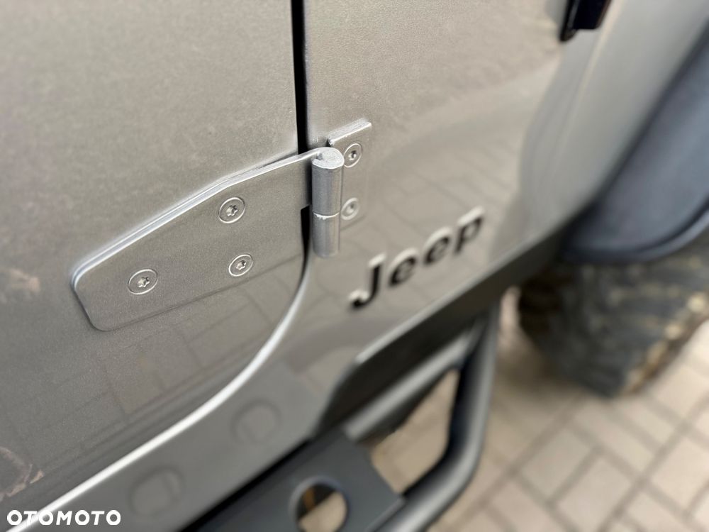 Jeep Wrangler 2.5L - 20