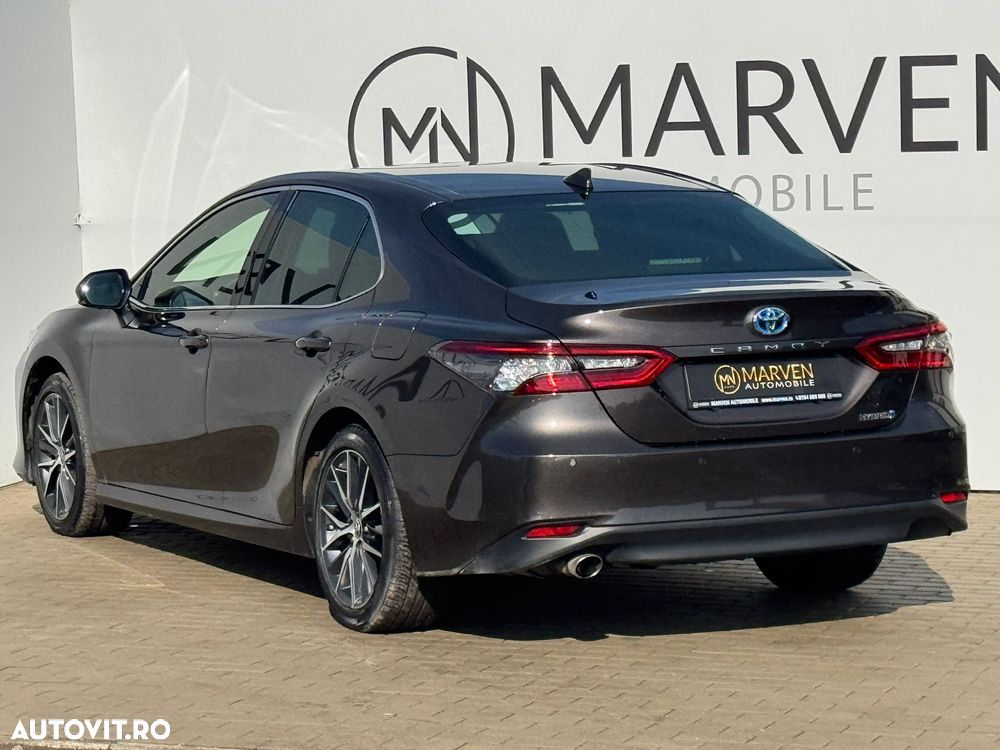 Toyota Camry Luxury - 4