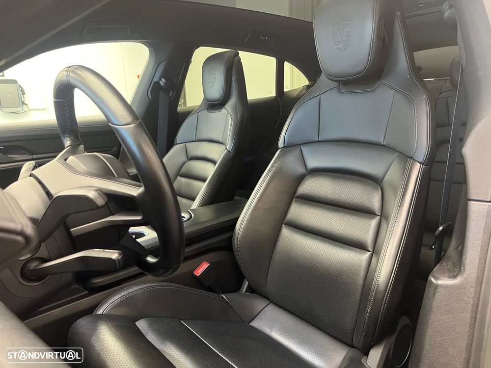 Porsche Taycan Cross Turismo 4 - 17