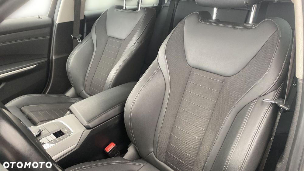 BMW Seria 3 318d mHEV - 11