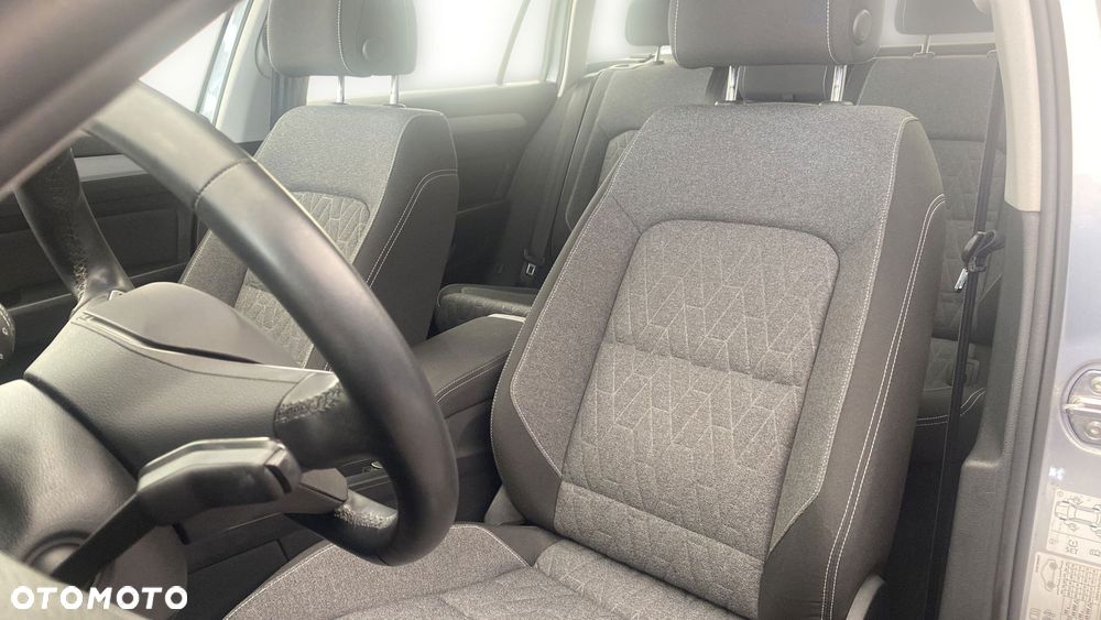 Volkswagen Passat - 11