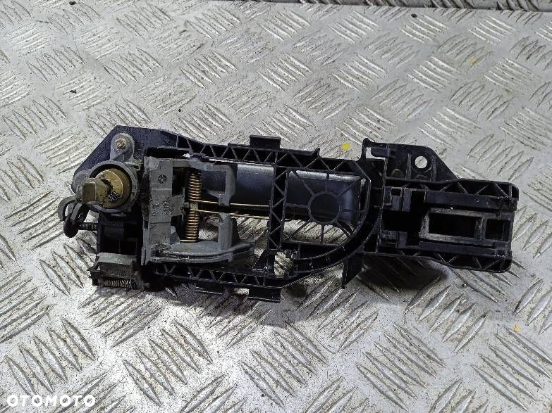 KLAMKA ZEWNĘTRZNA PRAWY PRZÓD VOLKSWAGEN PASSAT B6 - 2