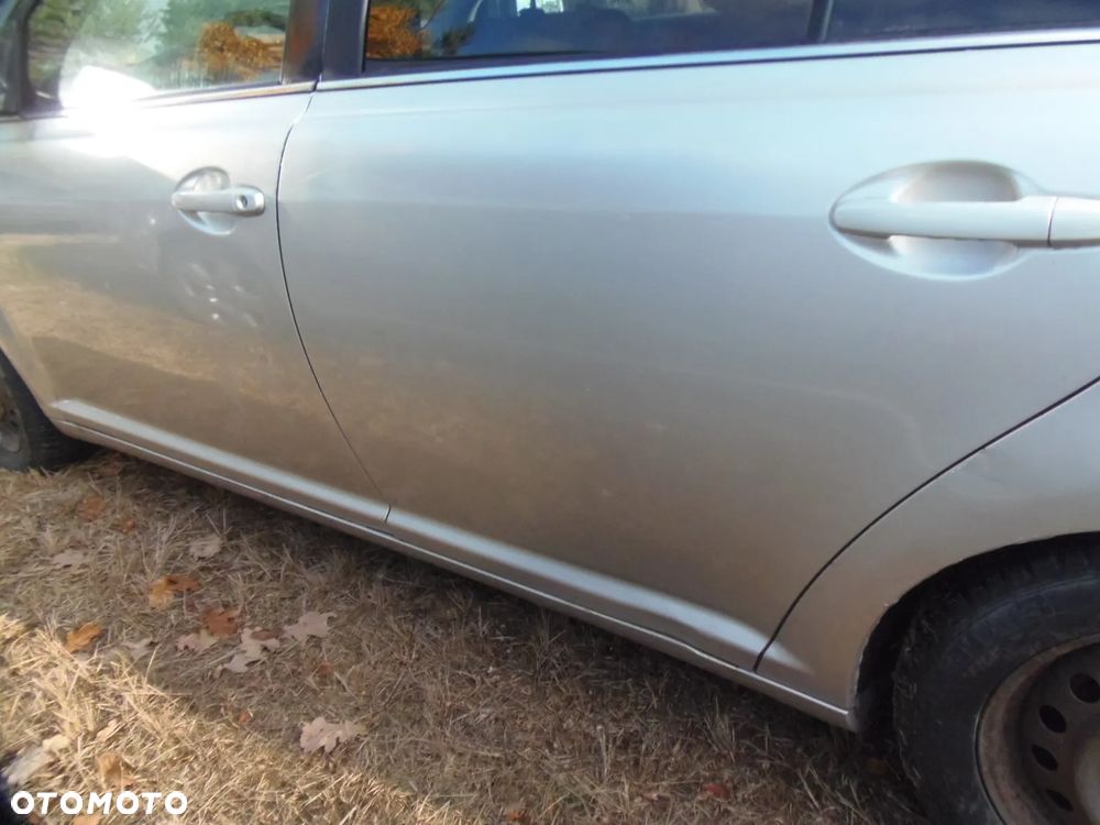 DRZWI LEWY TYŁ TYLNE TOYOTA AVENSIS T25 KOMBI KOD 1C0 - 2
