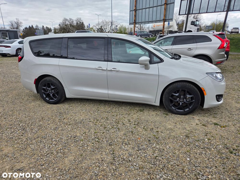 Chrysler Pacifica - 8